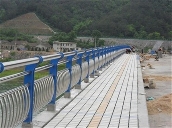 云南不锈钢桥梁护栏的特性及其在现代建筑中的应用